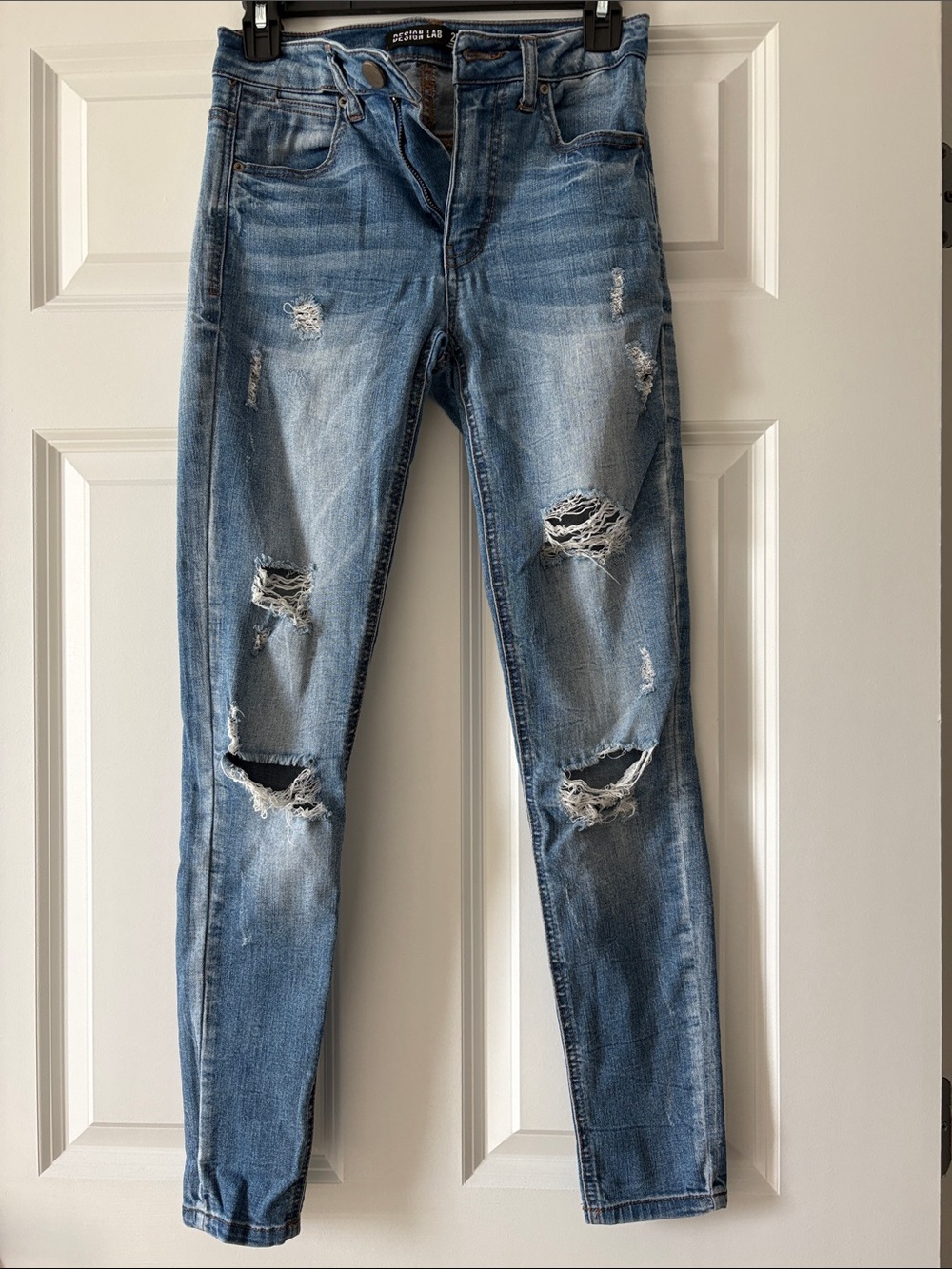 Design Lab Lord & Taylor Light Blue Distressed Skinny Jeans